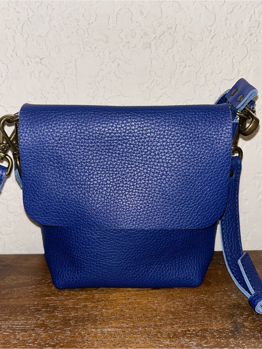 11600 Leather Goods Pebbled Leather Crossbody Purse Bag